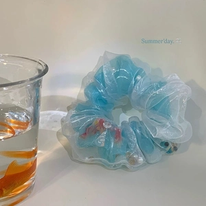 Chouchou en organza bleu avec motifs poissons et perles, accessoire cheveux d'été