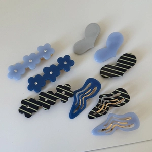 Blaues Haarklammer-Set mit Blumen und minimalistischen Wellenmustern aus Acryl