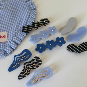 Schickes blaues Acryl-Haarklammer-Set mit Blumen, Wellen und Herzformen für Damen
