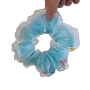 Chouchou en organza bleu avec ornements de poissons rouges et perles pour femmes