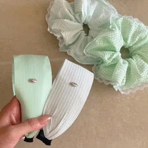 Ensemble serre-tête et chouchou vert menthe avec dentelle et étiquette LOVE en métal