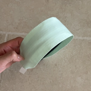 Serre-tête en tissu vert menthe frais avec étiquette argentée, design large minimaliste