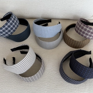 Collection de serre-têtes larges à carreaux bleus et rayures sur fond de lin texturé
