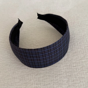 Gros plan du serre-tête vintage à carreaux bleus avec doublure intérieure large