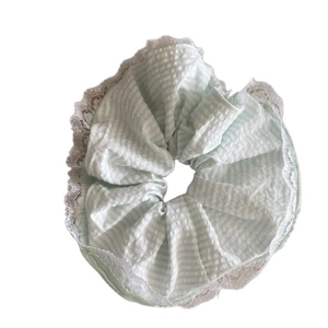 Chouchou rayé vert menthe avec bordure en dentelle blanche et étiquette argentée