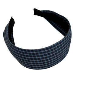 Serre-tête large classique à carreaux bleus et noirs avec un style minimaliste élégant