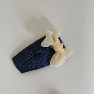 Handgefertigte Denim-Haarspange mit beigem Tüllschleifen-Detail für Damen, Draufsicht