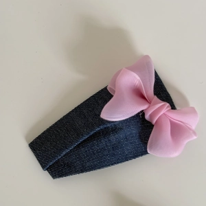Baby-Haarband aus Denim mit großer rosa Chiffonschleife auf weißem Hintergrund