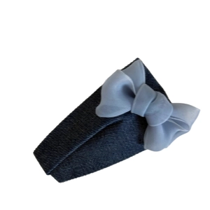 Handgefertigte Denim-Haarspange mit hellblauer Organza-Schleife auf weißem Hintergrund