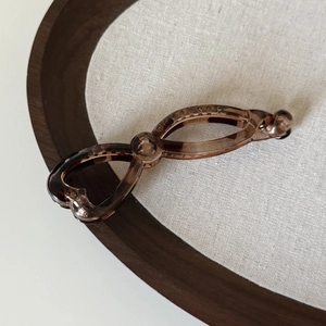 Barrette banane française élégante en acrylique marron avec détail cœur pour cheveux