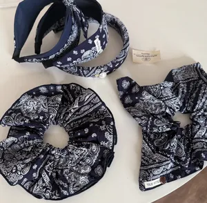 Ensemble d'accessoires de cheveux bleu marine à motif paisley avec serre-têtes et chouchous