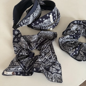 Ensemble d'accessoires cheveux bleu marine motif cachemire avec bandeau et chouchou