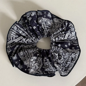Chouchou bleu marine à motif cachemire avec texture plissée douce pour coiffure chic
