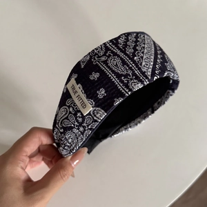 Détail d'un serre-tête en tissu cachemire bleu marine avec étiquette True Fitted