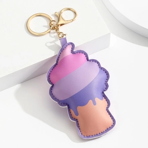 Détail du porte-clés glace en cuir souple avec coutures colorées et fermoir doré chic