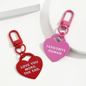 Portachiavi a cuore in metallo colorato rosso e rosa con citazioni d'amore incise regalo