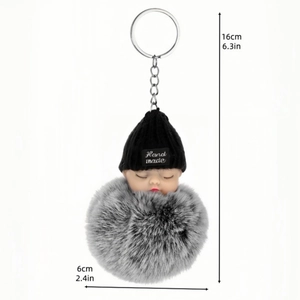 Porte-clés poupée bébé endormi avec pompon en fourrure grise et bonnet noir tricoté