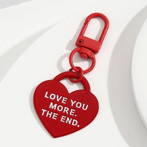 Portachiavi a cuore in metallo rosso con incisione Love You More e chiusura a moschettone