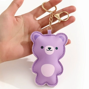 Détail du porte-clés ours en cuir PU violet avec coutures blanches et fermoir mousqueton doré