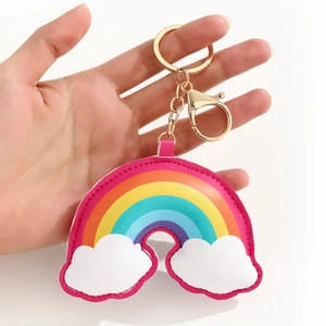 Porte-clés nuage arc-en-ciel en cuir PU tenu en main avec fermoir doré en métal brillant