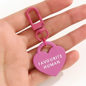 Dettaglio portachiavi a forma di cuore rosa con incisione del testo Favorite Human