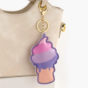 Détail d'un porte-clés crème glacée en cuir créatif avec dégradé rose et fermoir doré
