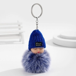 Porte-clés poupée bébé endormi avec bonnet bleu et pompon en fourrure violette douce