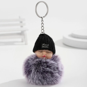 Porte-clés poupée bébé endormi avec pompon en fourrure violette et bonnet noir