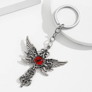 Porte-clés gothique en argent avec croix, œil du diable rouge et ailes stylisées