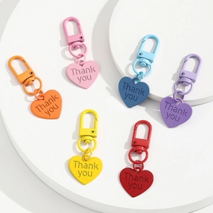 Lot de 6 porte-clés cœurs en métal mat coloré avec gravure Thank You sur socle blanc