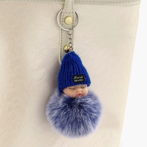 Porte-clés poupée bébé endormi avec pompon bleu royal en fourrure sur un sac