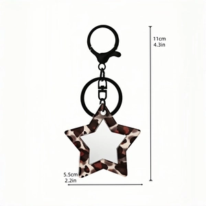 Stervormige spiegel sleutelhanger met luipaardprint en zwarte karabijnhaak, 11cm