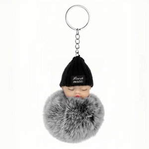 Porte-clés poupée bébé endormie avec pompon en fourrure grise et bonnet noir