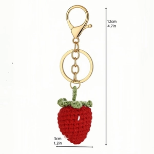 Handgemaakte aardbei sleutelhanger van rood garen met gouden metalen karabijnsluiting