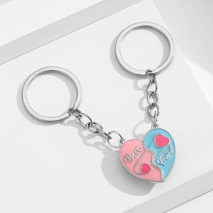 Détail de pendentifs cœur en émail rose et bleu avec gravure Best Friend en lot de deux