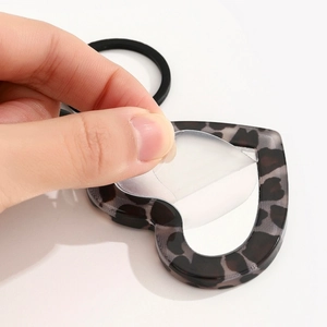 Hartvormige sleutelhanger met luipaardprint van acryl en zwarte metalen ring