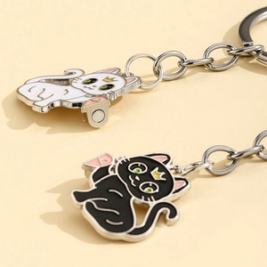 Détail de porte-clés chat magnétiques pour BFF avec couronnes dorées et pattes roses