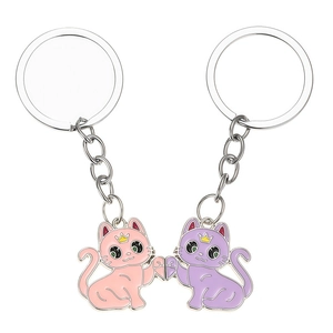 Porte-clés chats mignons pour couples rose et violet formant un cœur complet