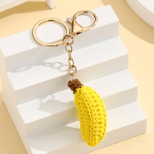 Macro-opname van een handgehaakte banaan sleutelhanger met een gouden karabijnhaak