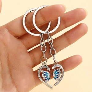 Vista macro del set portachiavi Best Friend cuore farfalla blu con cristalli