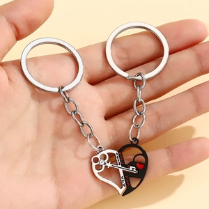Dettaglio portachiavi a forma di cuore intrecciato con incisione I LOVE YOU di coppia