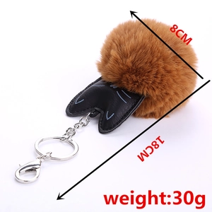 Detailansicht des 18cm Katzen-Bommel-Schlüsselanhängers mit Lederohren und silbernem Clip