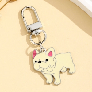 Détail d'un pendentif porte-clés Bouledogue Français beige en alliage et émail poli