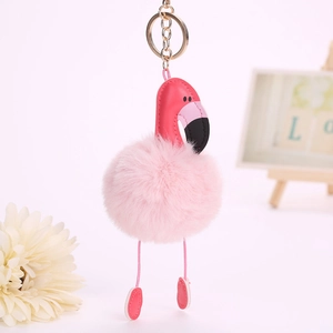 Détail du porte-clés flamant rose avec pompon en fausse fourrure et anneau doré