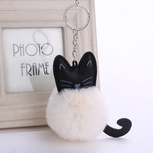 Detail von schwarzem Katzen-Plüschball-Schlüsselanhänger mit PU-Leder und silbernem Ring