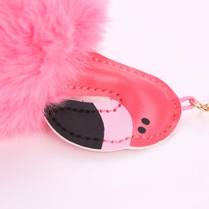 Détail du porte-clés flamant rose en fausse fourrure et cuir avec anneau en métal doré