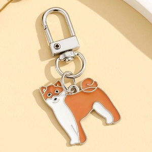 Porte-clés chien Shiba Inu mignon avec émail orange et blanc sur base en métal argenté