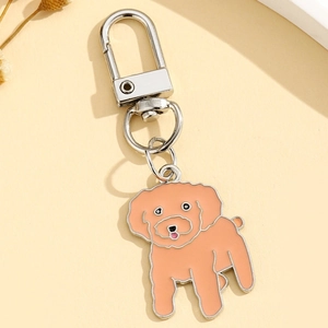 Détail d'un porte-clés caniche orange clair mignon avec un fermoir mousqueton argenté