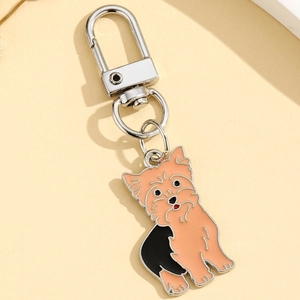 Détail d'un porte-clés Yorkshire Terrier en émail avec clip en métal argenté