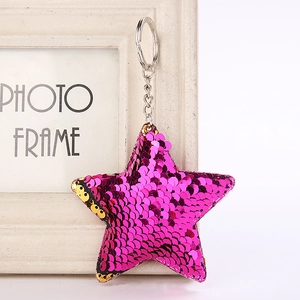 Porte-clés étoile à paillettes roses brillantes avec anneau argenté sur cadre photo